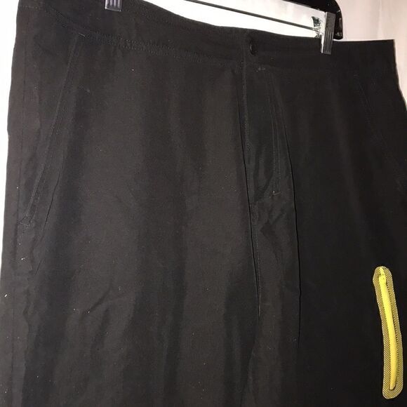 Men’s Puma shorts size XL black and yellow - Picture 3 of 7